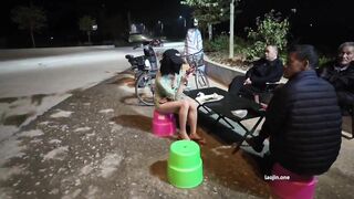 E teen dâm xin vào nhậu cùng với các bô lão mà lại show hàng public cho các bác xem