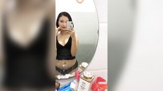 E teen mình dây khoe hàng trước gương