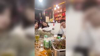 Hảo hán,e teen nhậu say quậy phá đứng dậy cởi áo khoe ngực bự cho đám b xem