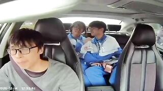 2 em học sinh cực bạo đi taxi lại lén lút quấn quýt nhau public sau lưng tài xế