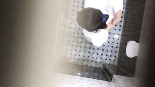 quay lén bé lớp 11 thay quần áo dài chuẩn bị đi học