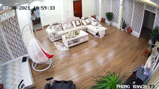 gái xinh ở nhà một mình em cởi chuồng đi quanh nhà