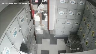 quay lén phòng thay đồ bể bơi toàn mấy em xinh tươi - phần 5