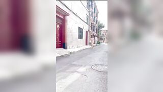 Cô gái cởi quần áo đi khắp nơi trước mặt người khác