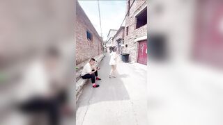 Cô gái cởi quần áo đi khắp nơi trước mặt người khác