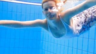 Lồn múp rụp gái teen dưới làn nước