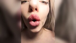Gái dâm vú to lồn múp móc lồn dâm đãng