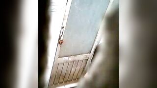 Quay lén em học sinh tắm