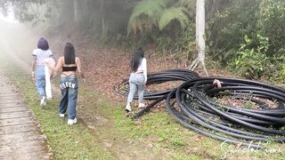 Ba cô gái nổi loạn chơi lột đồ public