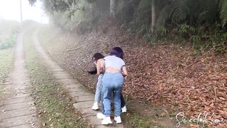 Ba cô gái nổi loạn chơi lột đồ public