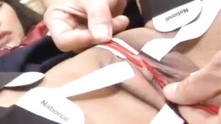 Lấy băng dính banh lồn thủ dâm 2 lỗ