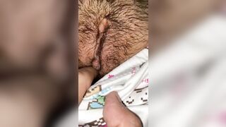 đi du lịch cùng lớp đứa bạn nó ngủ say lén sang nghịch lồn nó