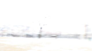 Người lạ ngó vào thùng xe trong suốt hóng hớt xem đụ nhau