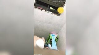 Liều mình leo tường quay lén em teen sinh viên kính cận đi tắm xém bị phát hiện