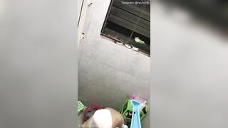 Liều mình leo tường quay lén em teen sinh viên kính cận đi tắm xém bị phát hiện