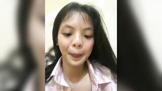 Gái xinh liếm đầu ti dâm đãng kích thích