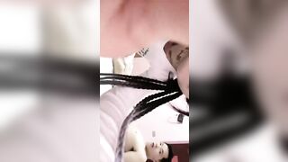 Thanh niên siêu khỏe đè e Thương Đen Idol ra vừa bú vừa đụ làm e mệt lả người
