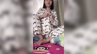E teen Hàn Quốc non tơ mới lớn lột đồ show hàng móc lồn cho a xem