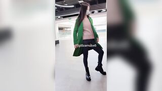 E teen dâm chân dài mình dây lột đồ khoe lồn dâm đi dạo mua đồ trong siêu thị