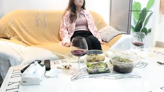 瘦子探花泡良佳作20岁小美女红酒佳肴相伴半醉半醒之间床上淫乱一炮