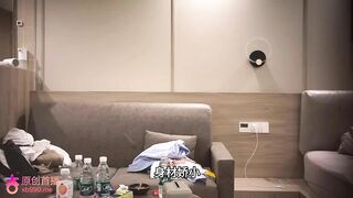 杏吧鱼知欢6 今天约了一个来旅游的兼职妹子妹子下面特别敏感毛毛比较旺盛在床上如饥似渴嘴里一直喊着用力操她