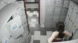 quay lén mấy em gái xinh thay quần áo ở bể bơi - phần 1
