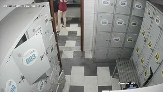quay lén mấy em gái xinh thay quần áo ở bể bơi - phần 1