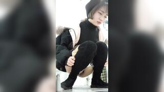 quay lén gái xinh đi đái thấy rõ lồn với mặt