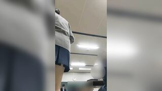 quay lén dưới váy mấy đứa bạn mặc váy ngắn đi học