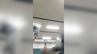 quay lén dưới váy mấy đứa bạn mặc váy ngắn đi học