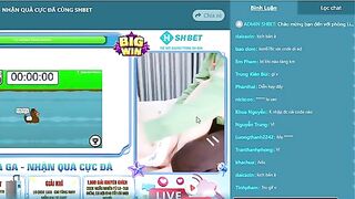 Chịch em gái shbet đang ngồi phát code lồn múp