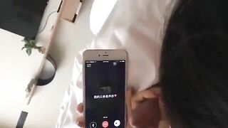 Em ghệ TQ gọi điện cho người yêu trong khi bị bạn tình địt từ phía sao