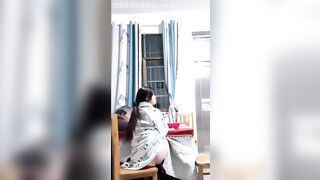 em gái xem tv cùng bà mà vẫn thẩm được 😱😱 P1