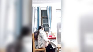 em gái xem tv cùng bà mà vẫn thẩm được 😱😱 P1
