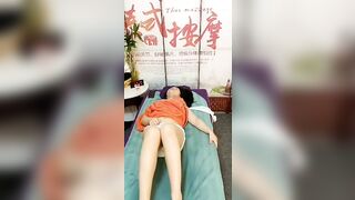 Chị gái máy bay đi massage body bị nhân viên đè ra địt toét lồn luôn