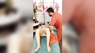 Chị gái máy bay đi massage body bị nhân viên đè ra địt toét lồn luôn