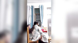 em gái xem tv cùng bà mà vẫn thẩm được 😱😱 P2