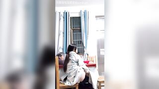 em gái xem tv cùng bà mà vẫn thẩm được 😱😱 P2