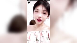 Linh Hoàng móc lồn ngại ngùng làm mờ mặt cho bớt dâm