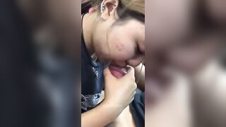Em gái lẳng lơ thổi kèn cho bạn trai ngay trong xe ô tô