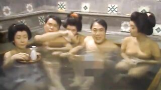 Phòng tắm công công ngày xưa