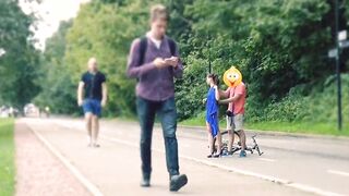 Tuột váy trên đường phố xem phản ứng người đi đường
