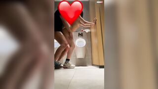 Hai em học sinh đụ nhau trong WC trường xuất trong
