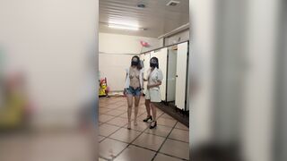 clip phô dâm đường phố của mấy con đĩ dâm dục - phần 1