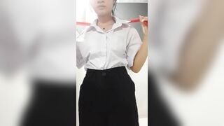Em học sinh quay clip tự tắm