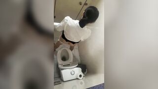 Quay lén gái văn phòng đi đái