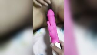 Mẹ vợ dâm bím thâm nằm banh háng cho con trể thột sextoy vào lồn móc bắt bú cu