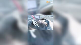 Đg lái xe mà e tụt quần a ra đòi bú cu bằng tấp vào lề cho e bú cặc public trên xe p2