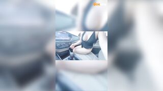 Đg lái xe mà e tụt quần a ra đòi bú cu bằng tấp vào lề cho e bú cặc public trên xe p2