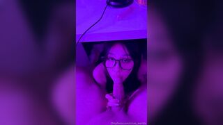 bé loli kính cận anh đang là việc mà em chốn xuống bàn bú cu